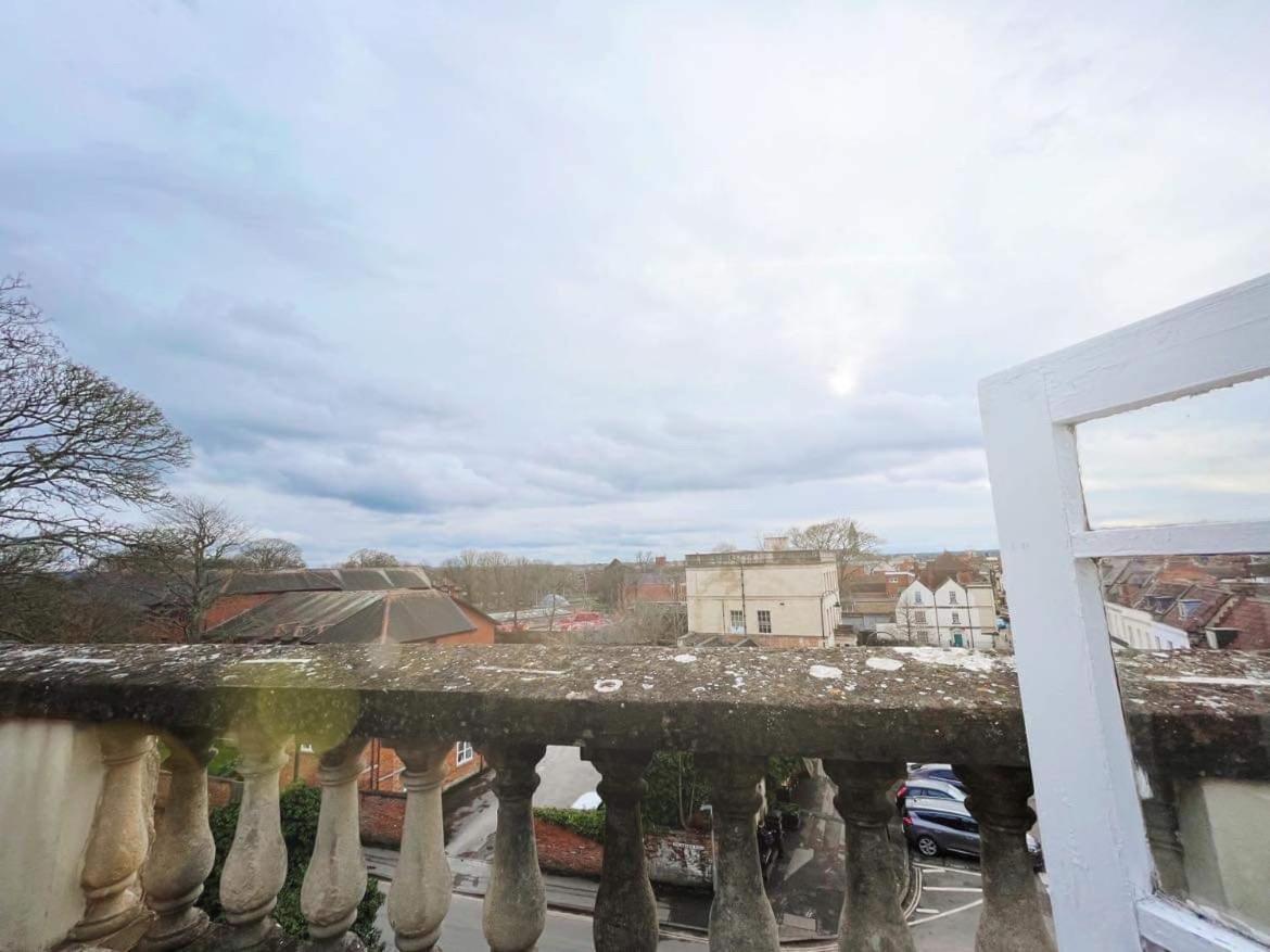 4 Bed Loft Apartment Overlooking Historic Town Trowbridge Exterior foto